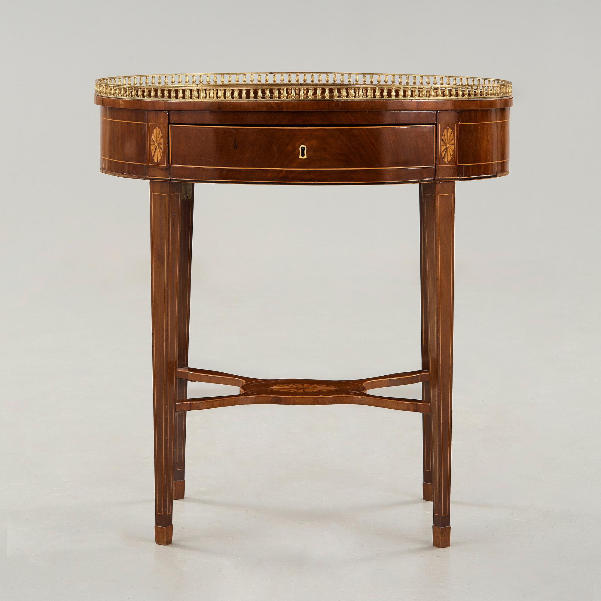 BORD. Sengustavianskt, omkring år 1800.