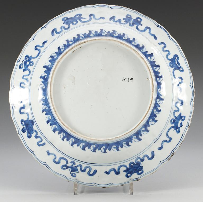A blue and white charger, Qing dynasty, Kangxi (1662-1722).