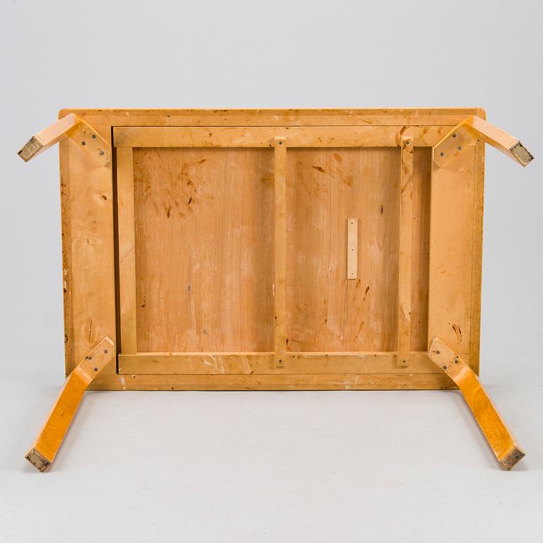 Aino Aalto, matbord, modell 95 A för O.Y. Huonekalu-ja Rakennustyötehdas A.B. 1900-talets mitt.