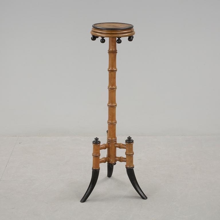 PIEDESTAL. Kolonialstil, omkring sekelskiftet 1900.