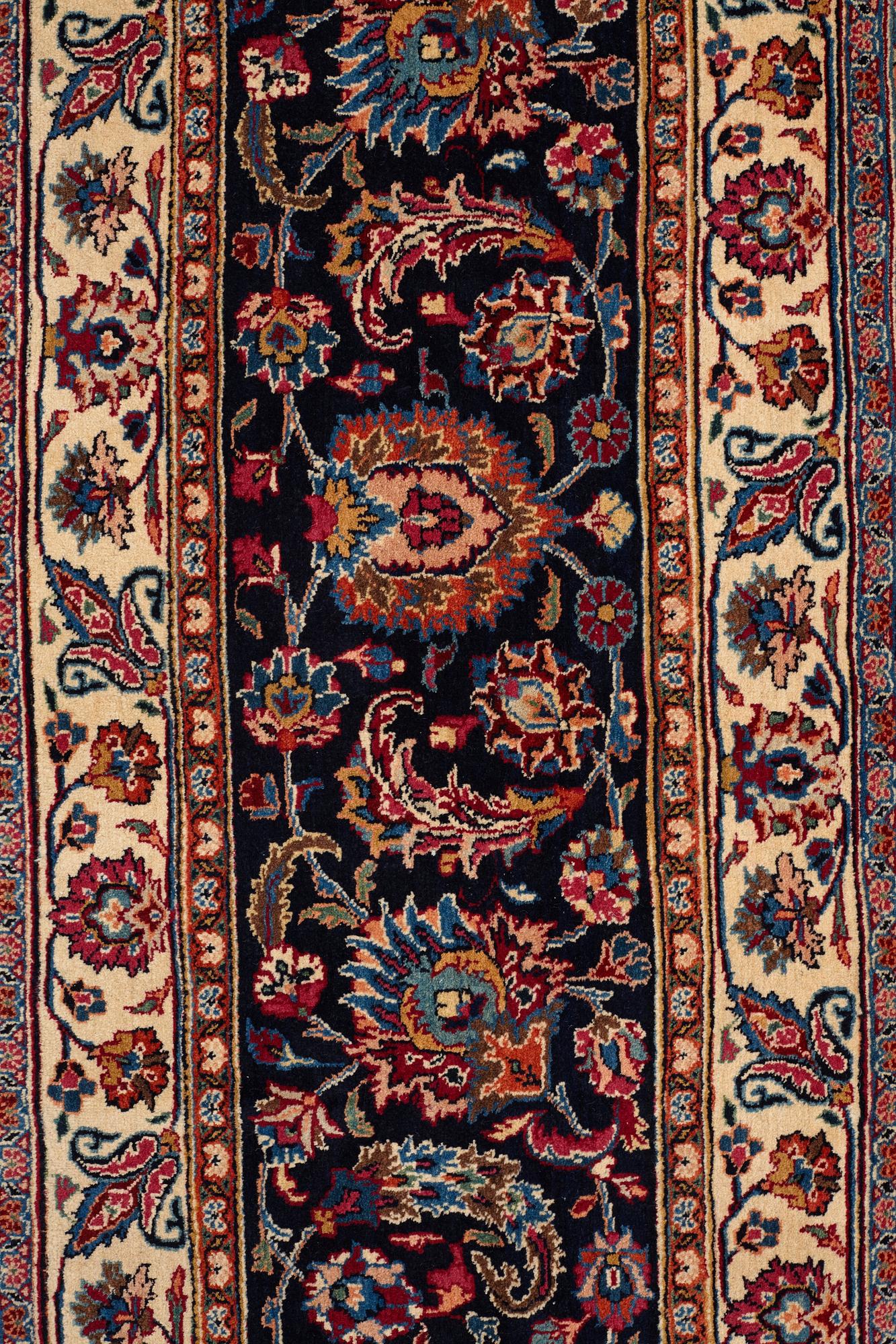 MATTA, semiantik Meshed, signerad Saber, ca 512,5 x 343,5-345 cm (inklusive sidorna med 1,5-3 cm slätväv).