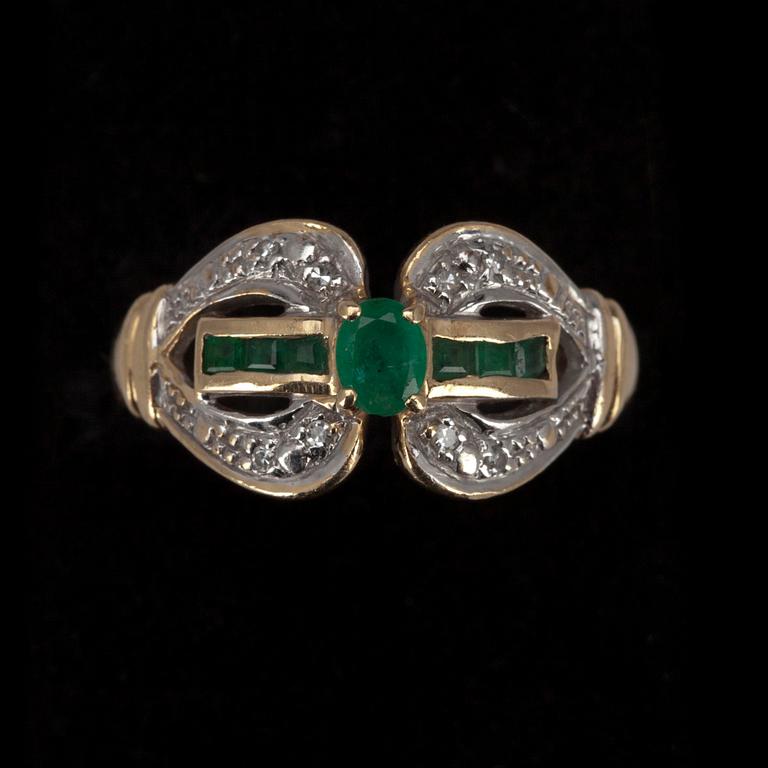 RING, guld 14K, små diamanter samt smaragder, otydliga stämplar, 1900-talets senare hälft. Vikt 2,5 g.