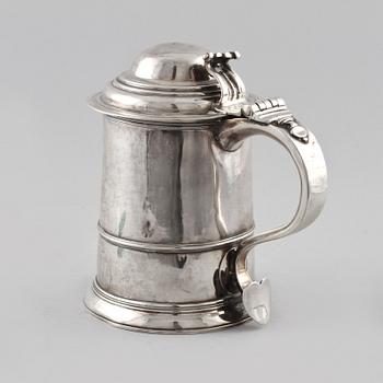 DRYCKESKANNA, silver, Richard Burcombe, London, 1735. Vikt 770 g.