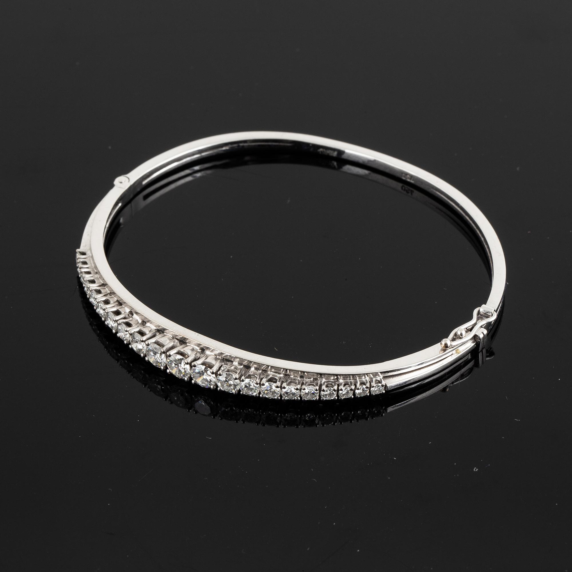 Armring, vitguld med briljantslipade diamanter.