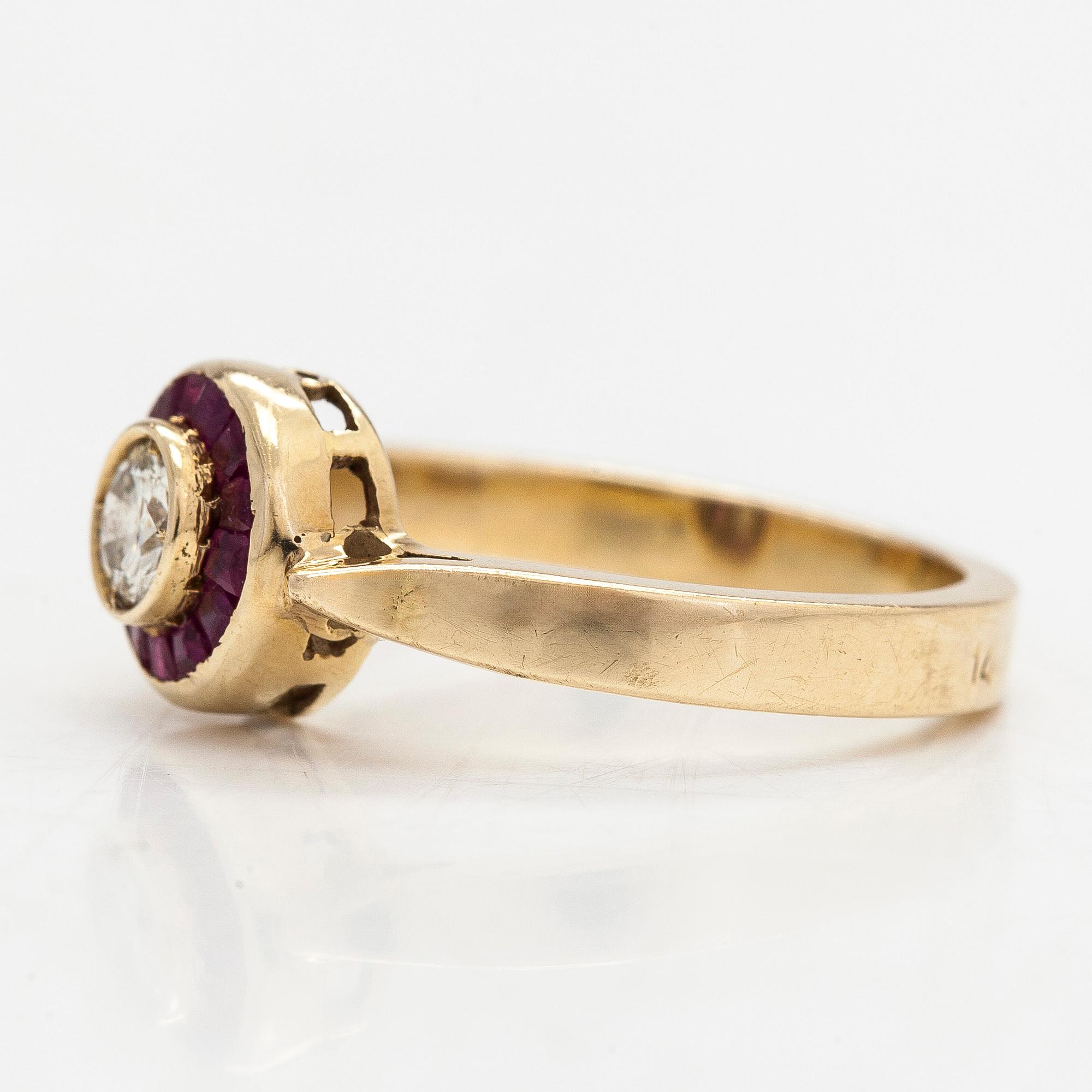 Ring, 14K guld med en diamant ca 0.23 ct och rubiner.