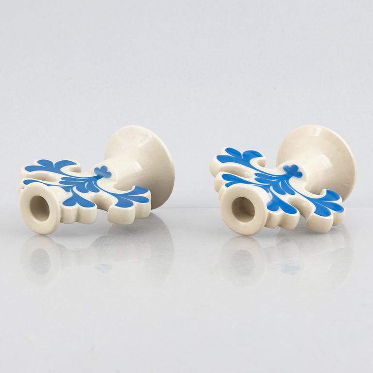 Lisa Larson, ljusstakar, 6 st, ljuslykta samt salt- och pepparströare, stengods och majolika, bl.a. Höganäs.