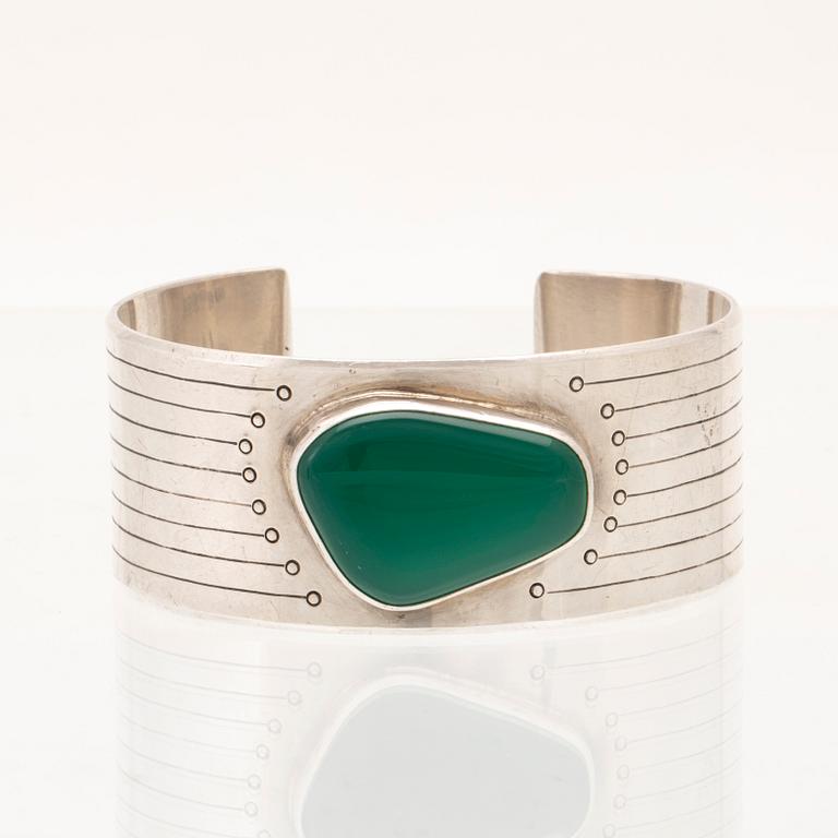 Armband i silver med cabochonslipad krysopras av Ingemar Anderson, Västervik 1962.