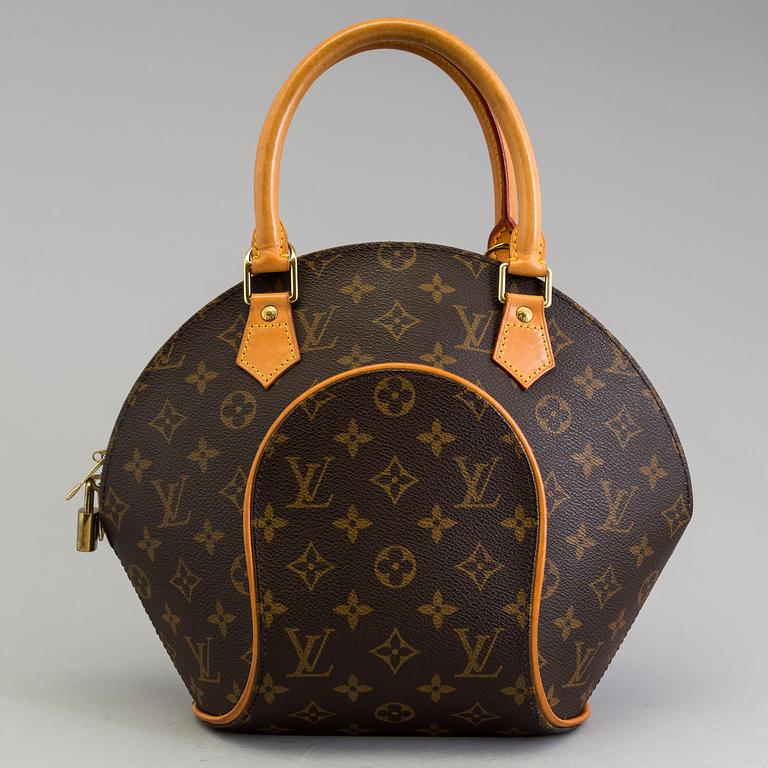 A monogram canvas' Ellipse' bag from Louis Vuitton.