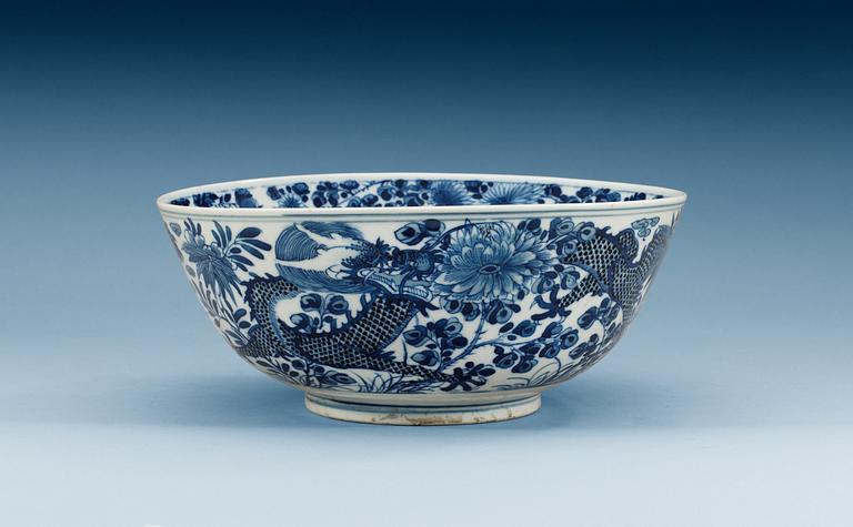 A blue and white bowl, late Qing dynasty (1644-1912). With Kangxi´s four character mark.