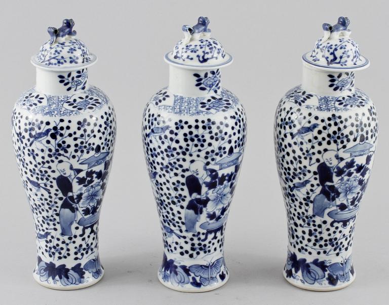 LOCKURNOR, tre st, porslin, Kina, 1800-tal.