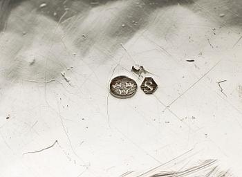CIGARETTSKRIN samt LOCKSKÅL, silver, 1900-talets första hälft. Lockskålens vikt ca 16 gram.