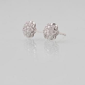 ÖRHÄNGEN, 18K vitguld med briljantslipade diamanter ca 0.59 ct. Vikt 2,0 gram.