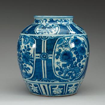 A blue and white jar, Ming dynasty Wanli (1572-1620).