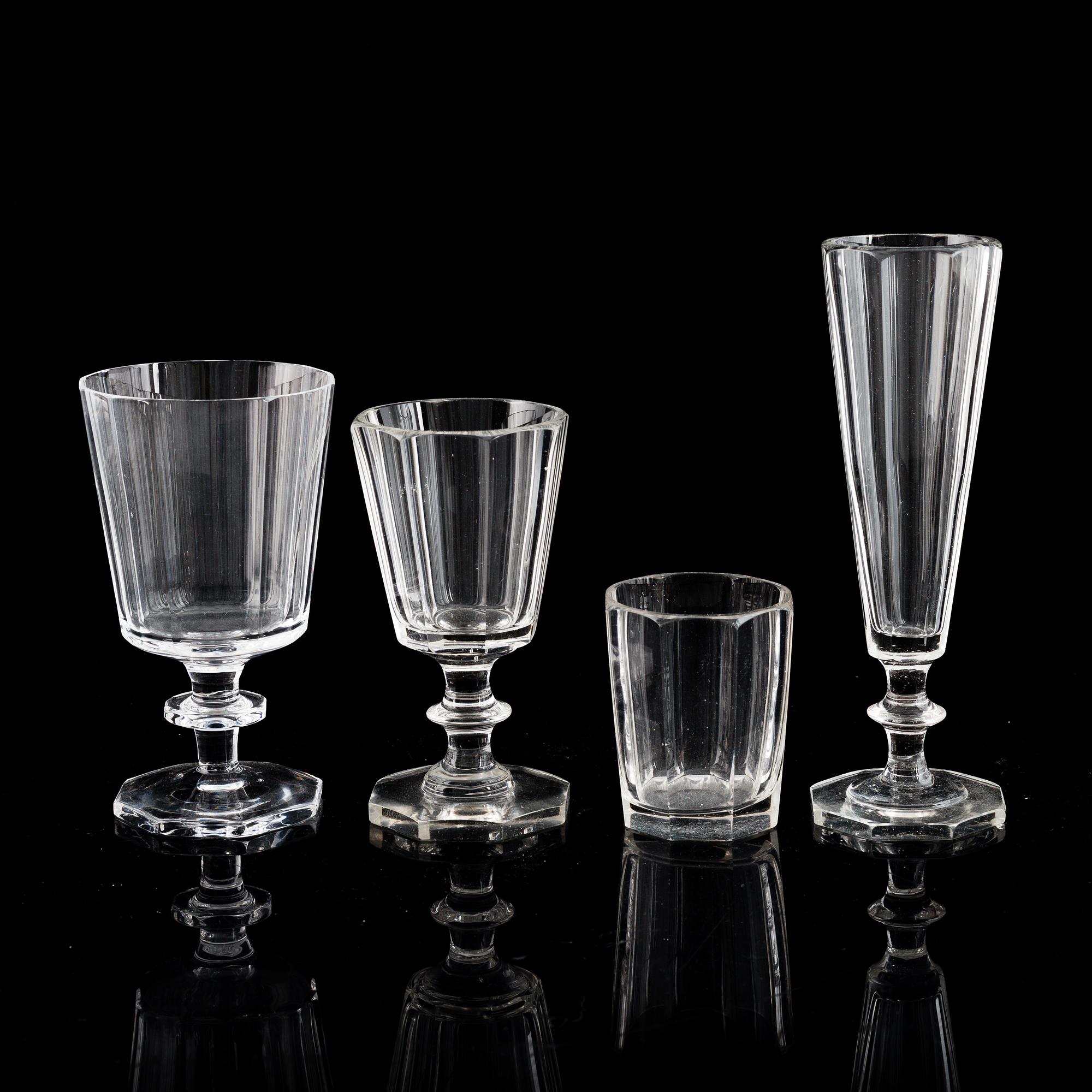 ELIS BERGH, glasservis, 28 delar, "Karlberg". Kosta, 1900-talets andra hälft.