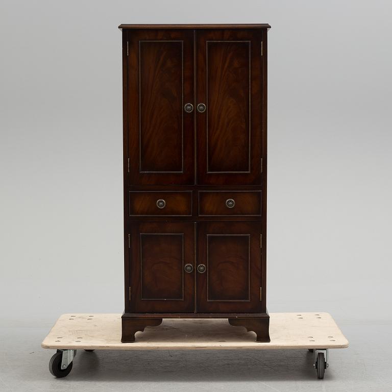SKÅP, engelsk stil, 1900-talets slut.