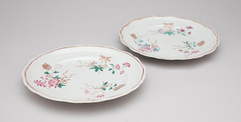 TALLRIKAR, ett par, porslin, Kina, Qianlong (1736-1796).