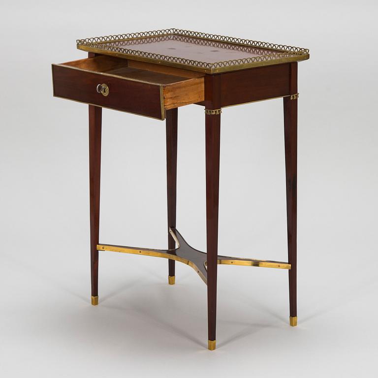 Sidobord, sengustavianskt, kring 1810, ristad signering AAS, oidentifierad.