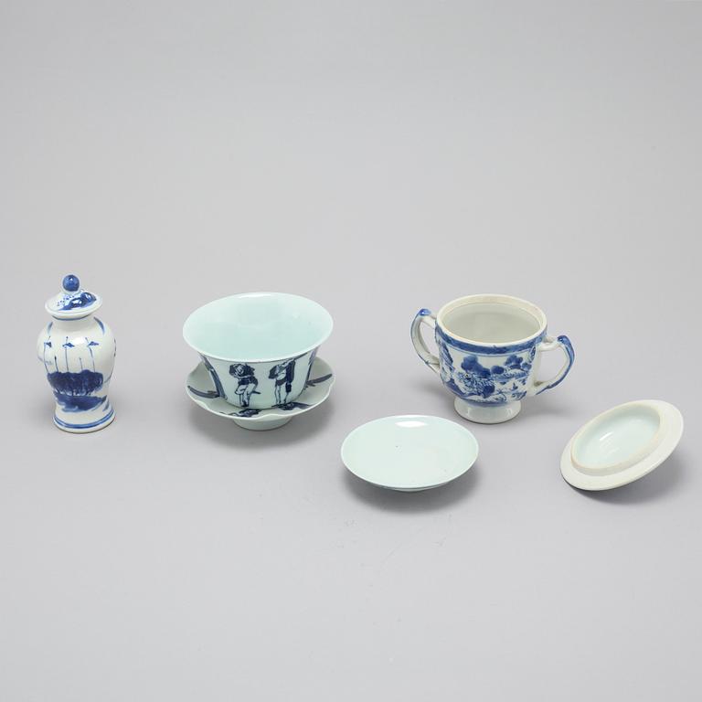 Three pieces of chinese porcelain from China, 18th to 20th century.