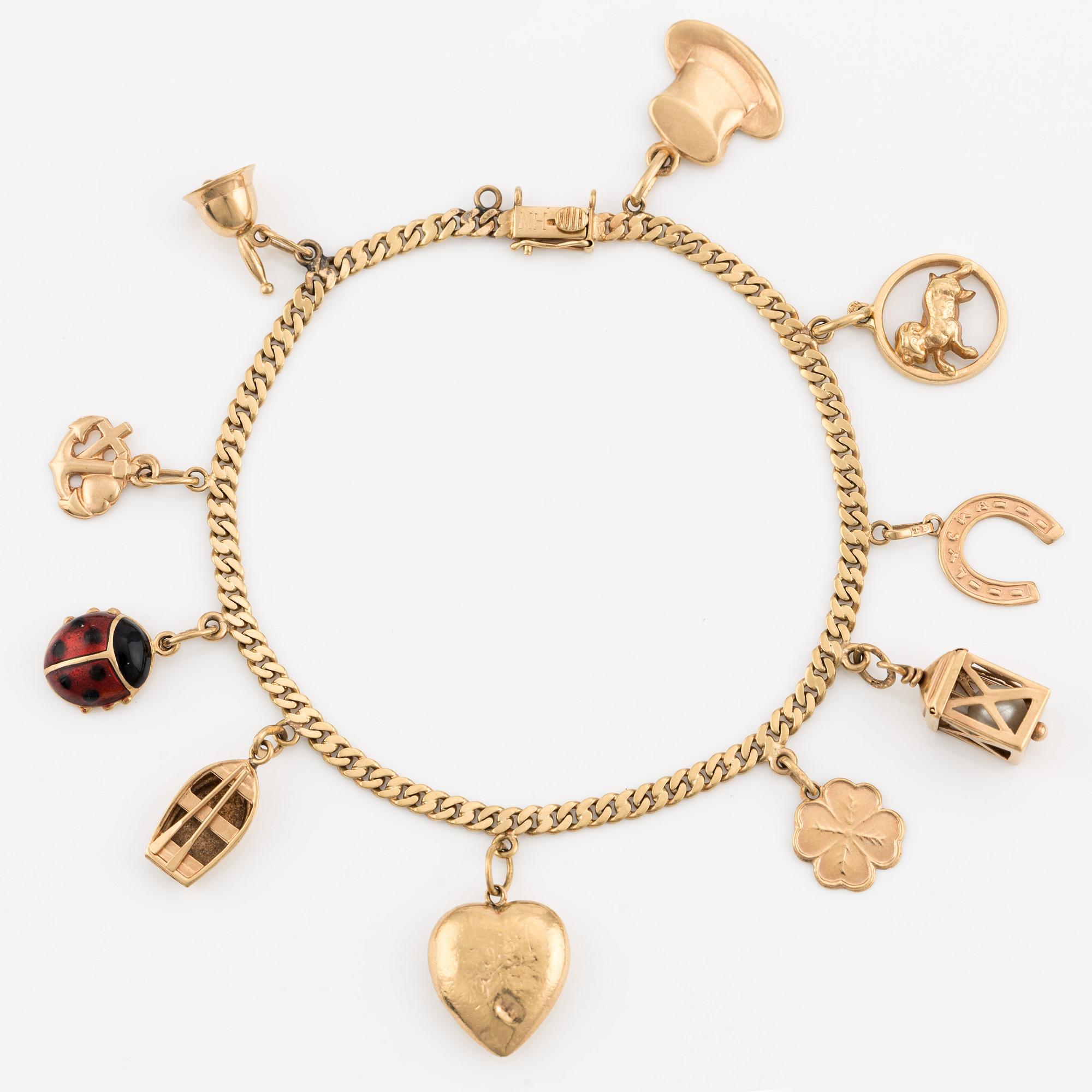 Bracelet 18K gold with charms.