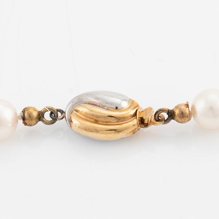 Pearl necklace, with cultured pearls, clasp in 18K gold.