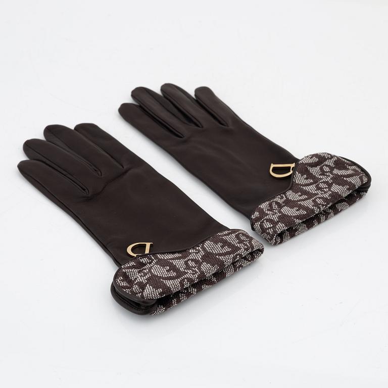 Christian Dior, a pair of leather gloves, size 7.
