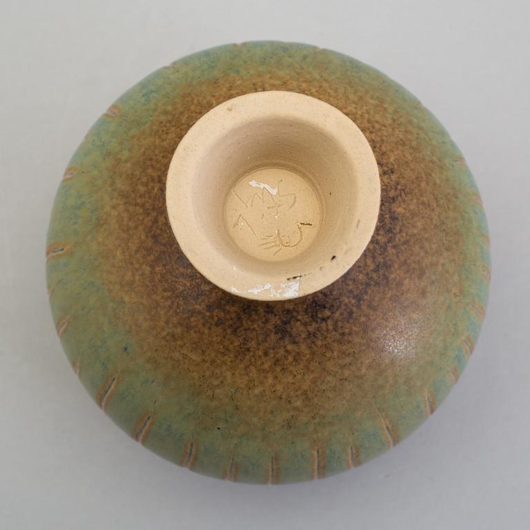 STIG LINDBERG, a footed stoneware bowl, Gustavsberg 1950/60s.