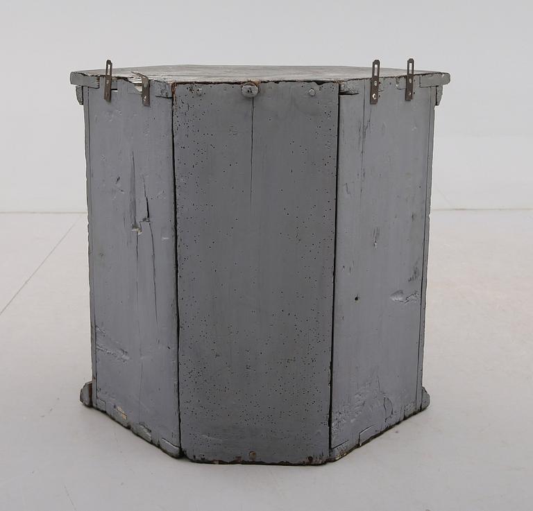 HÖRNHÄNGSKÅP, allmoge, 1700-/1800-tal.