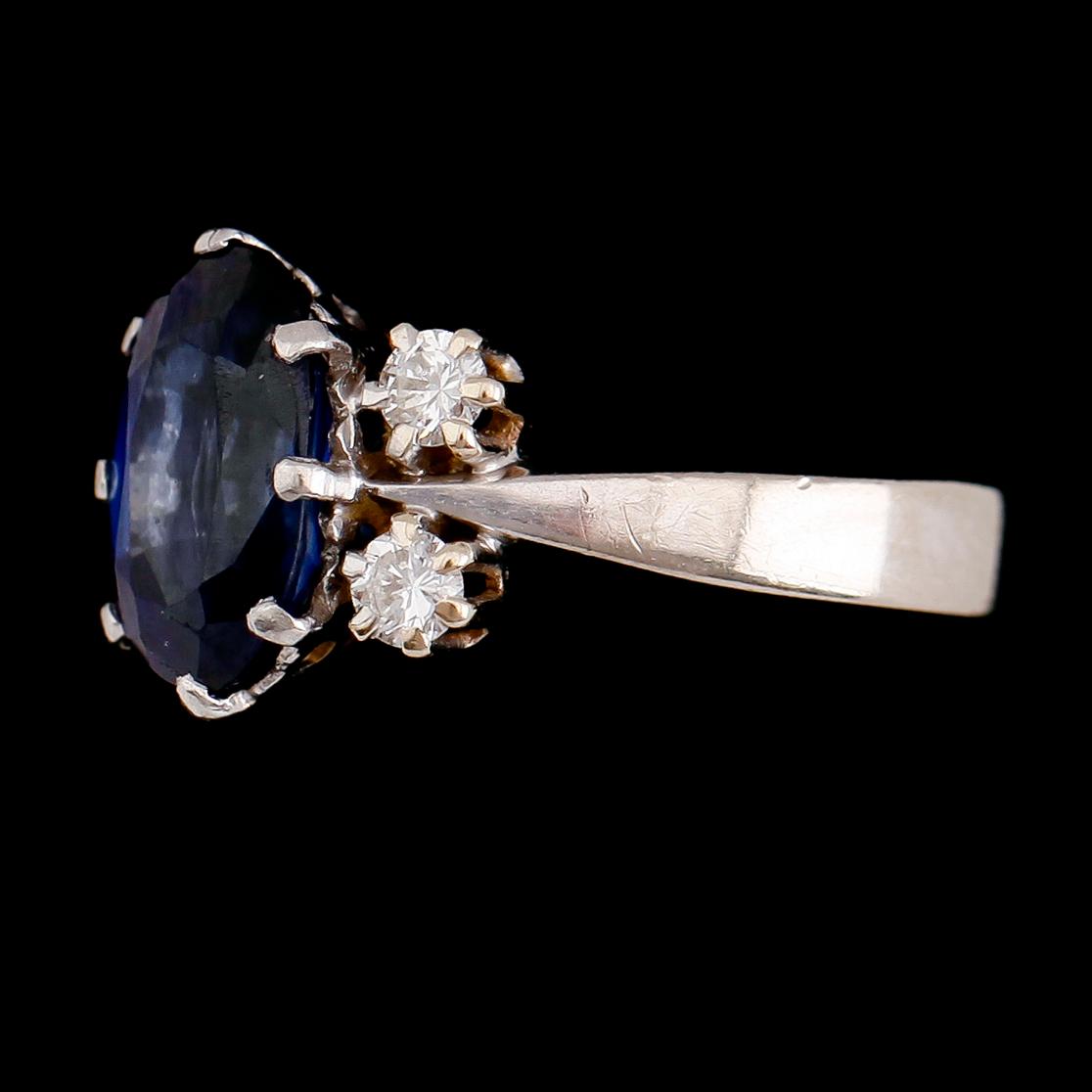 RING, 18 k vitguld, briljantslipade diamanter samt blå safir, svenska stämplar 1982, IBG, Norrköping.