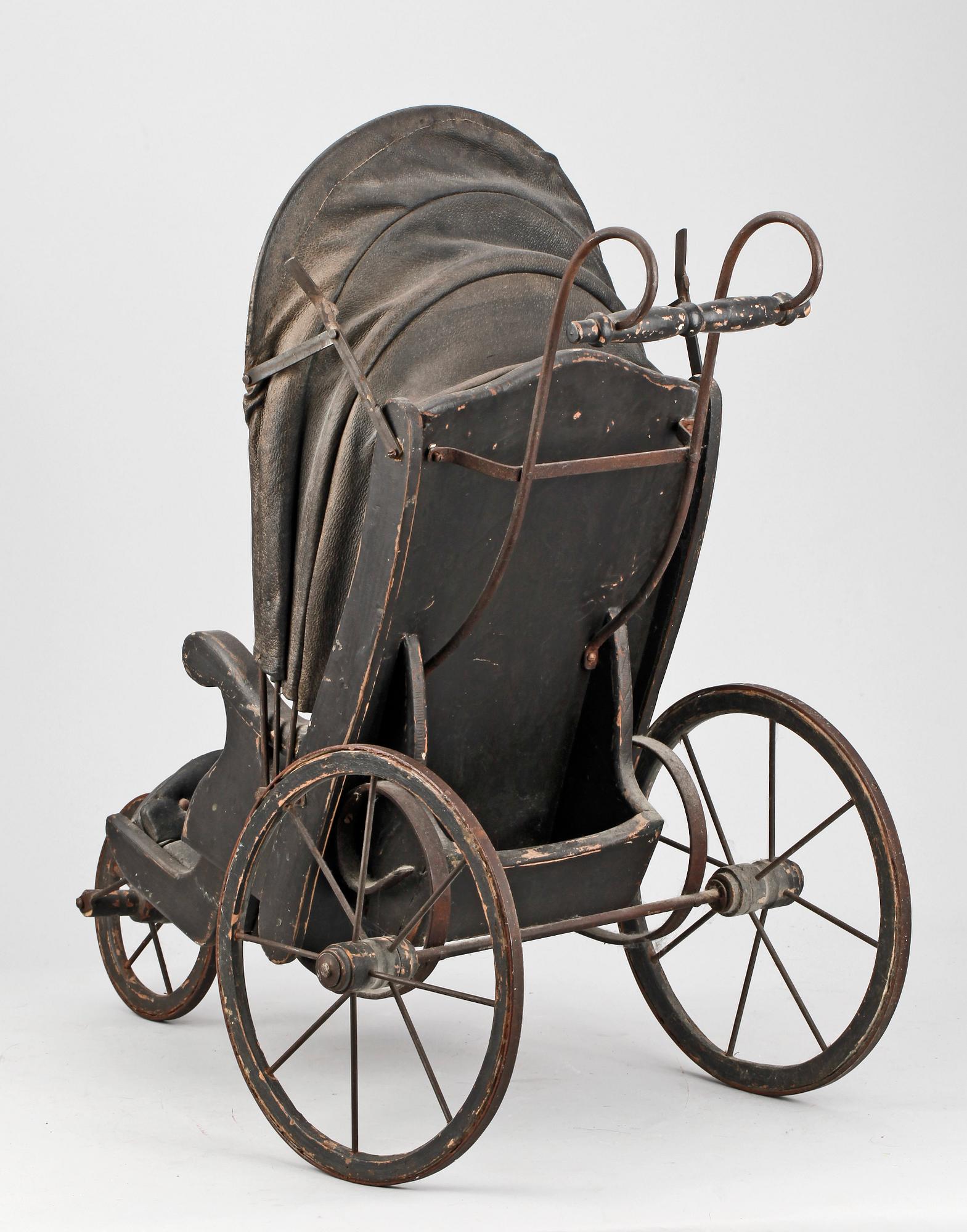 BARNVAGN för DOCKA, metall och läder, omkring sekelskiftet 1800/1900.