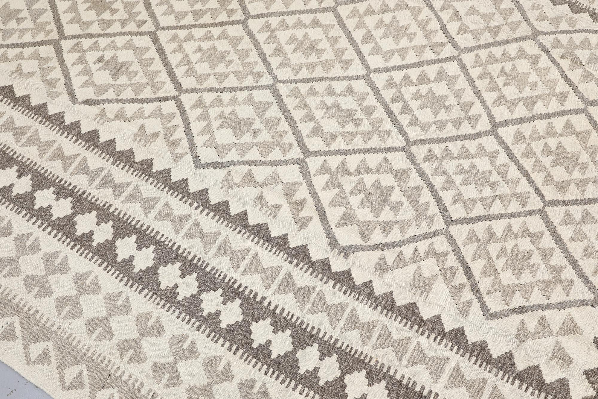 A Kilim rug, approx. 298 x 205 cm.