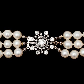 NECKLACE, cultured Japanese pearls, diamond clasp, tot. app. 1 ct.