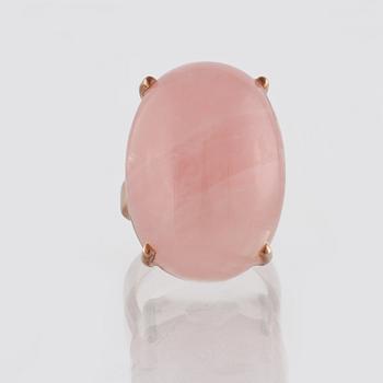 RING, 18K roséguld troligtvis med cabochonslipad rosa kvarts.  Vikt 12,6 gram.