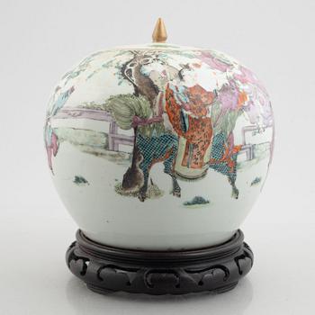 A porcelain pot, China, late Qing dynasty.