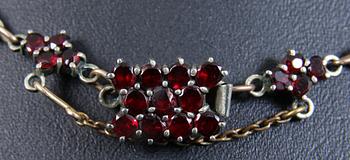 HALSBAND samt ÖRHÄNGEN, ett par, med granater, 1900-talets början.