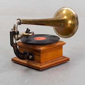 Trattgrammofon, omkring år 1900.