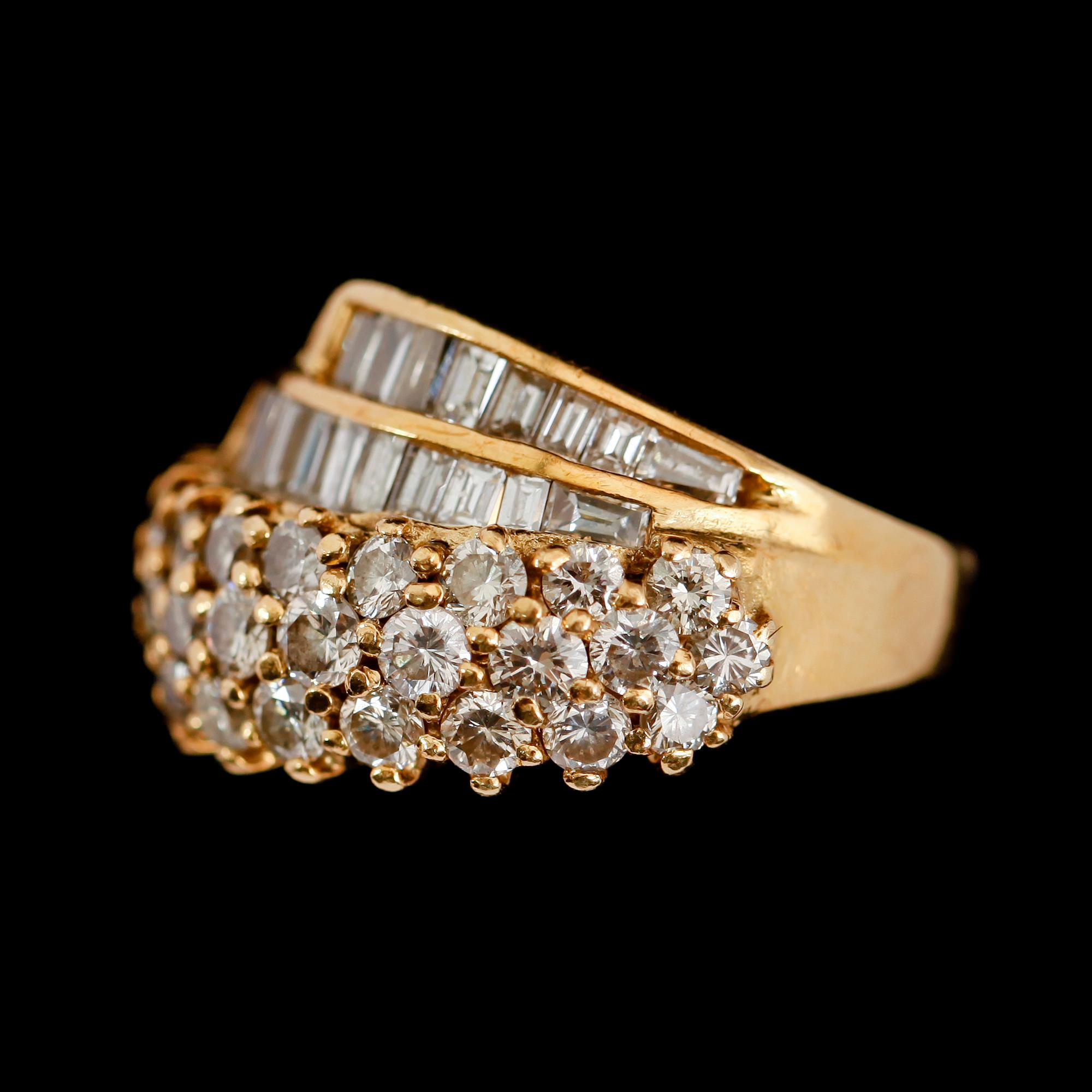 RING, 18 k guld, diamanter tot ca 3.20 ct. Total vikt ca 9 g.