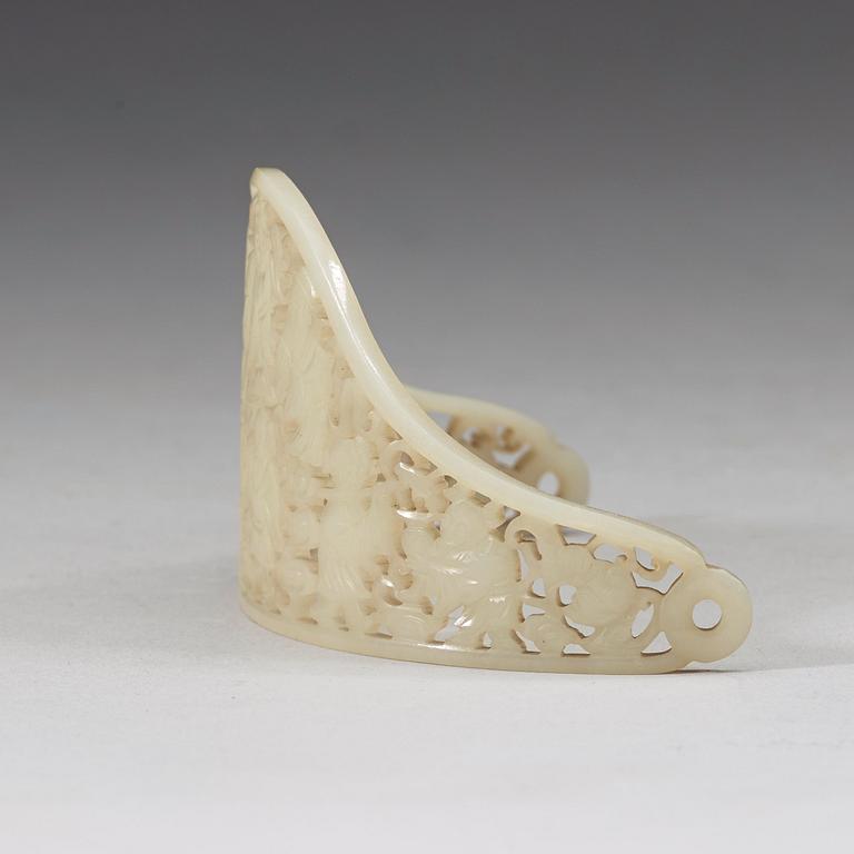 A white nephrite carved hair adornment, late Qing dynasty (1644-1912).