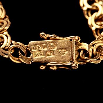 ARMBAND, 18k guld med berlocker, 1931. Vikt 10 g.