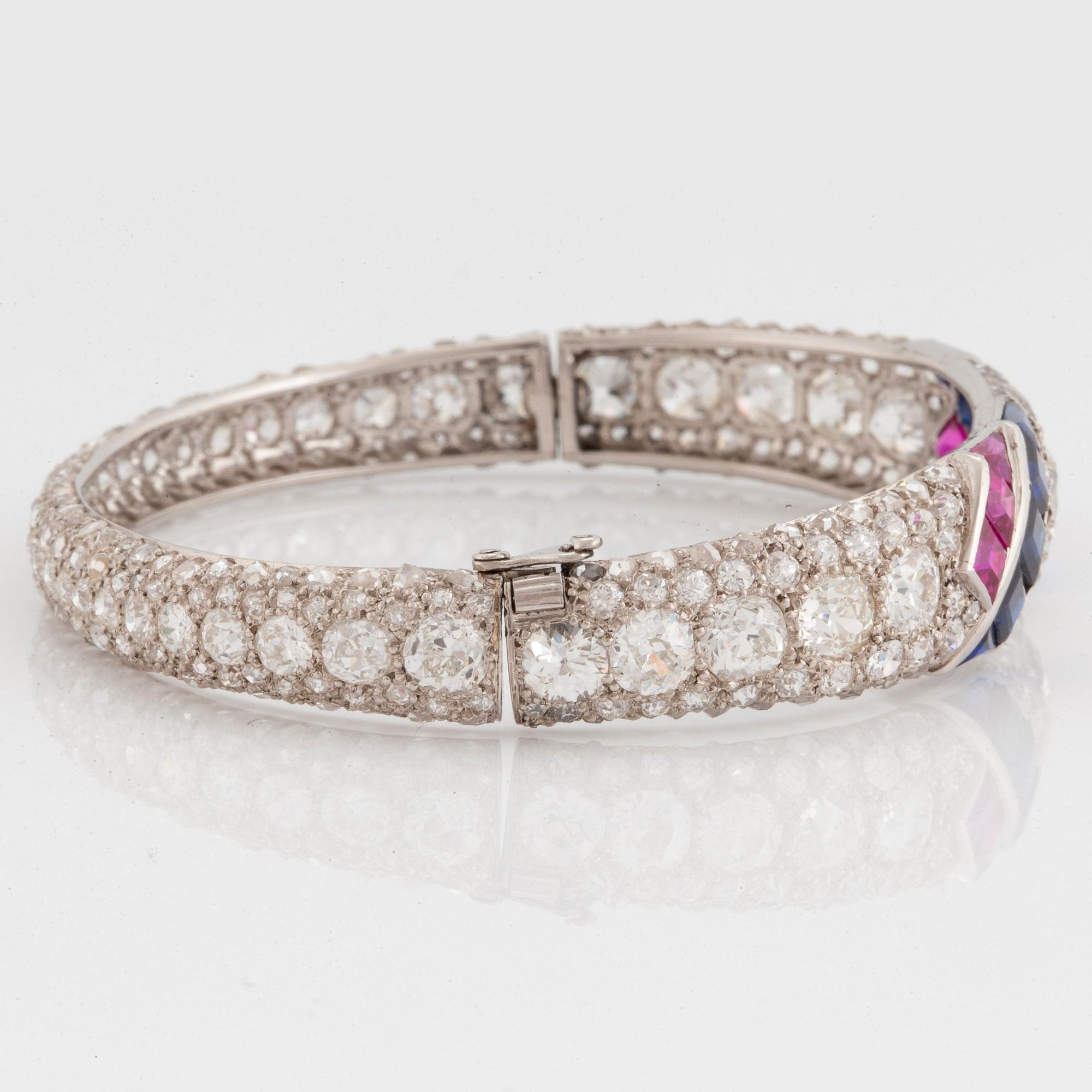 Armring platina med gammal- och rosenslipade diamanter samt fasettslipade safirer och rubiner.