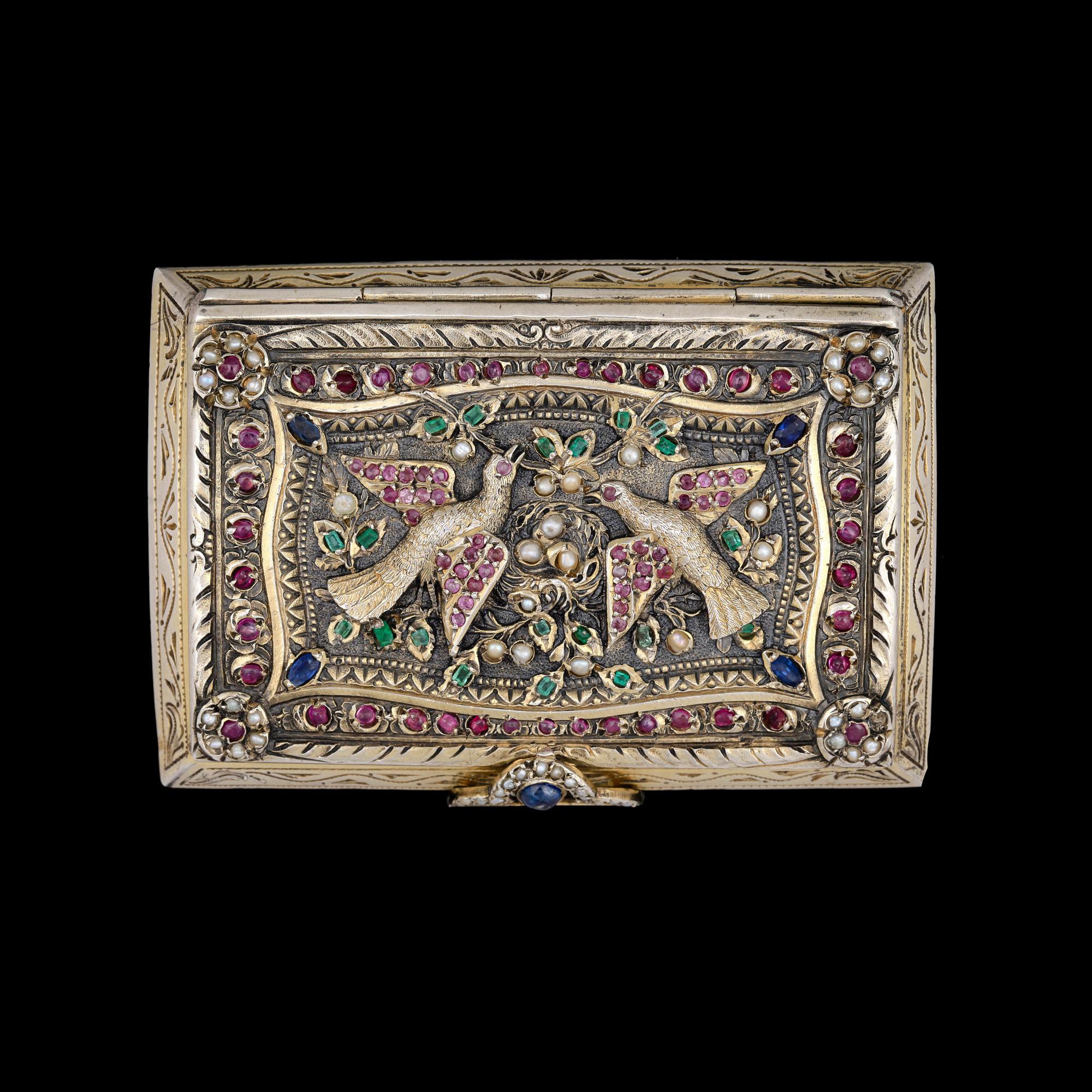 CIGARETTETUI, förgyllt silver med små rubiner, safirer, smaragder och pärlor. 1900-tal. Tot vikt 128,4g.