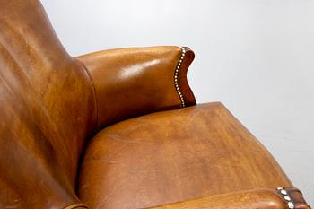 Fritz Henningsen, a pair of mahogany and leather armchairs Denmark mid 1900s.