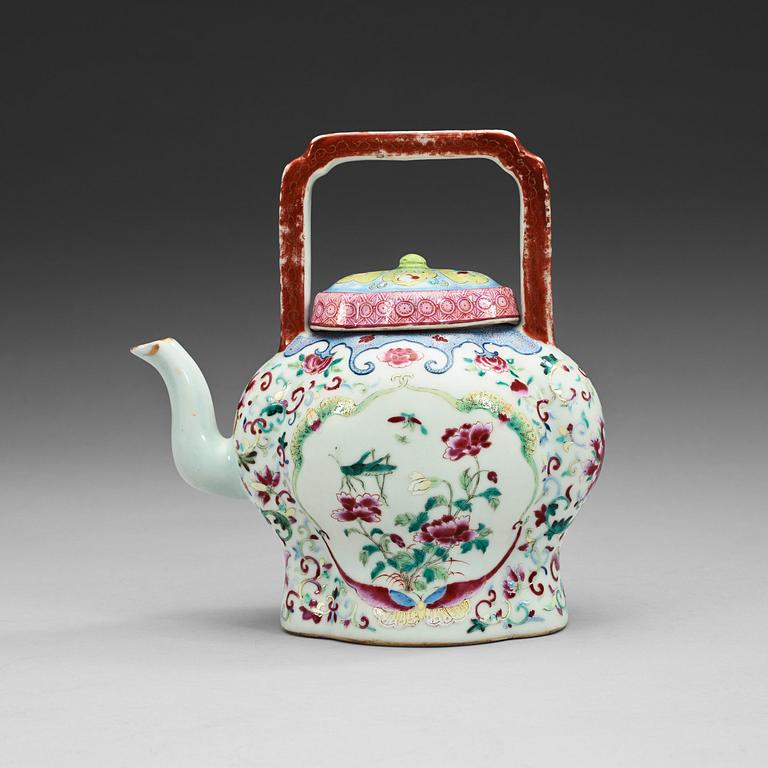 A famille rose teapot, Qing dynasty, 19th Century.