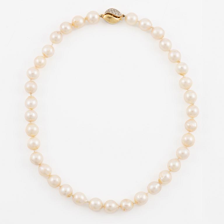 Collier med odlade pärlor, lås 18K guld med åttkantslipade diamanter.