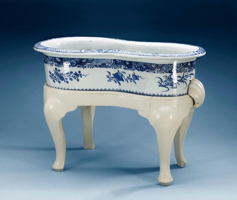 A blue and white bidet with a wooden stand, Qing dynasty, Qianlong (1736-95).