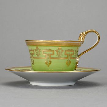 KOPP MED FAT, porslin. Wien, empire, omkring 1800-talets andra kvartal.