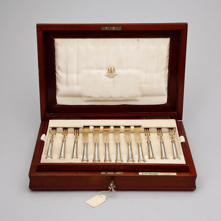 FISKBESTICK, 24 delar, silver samt pärlemor, George Hape, Sheffield, England, 1899. Totalvikt: 1109 gram.
