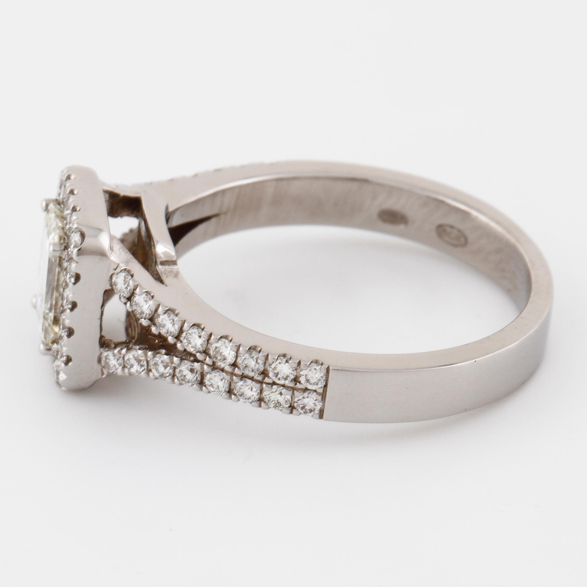 RING, med smaragdslipad diamant ca 0.75 ct samt briljantslipade diamanter totalt ca 0.50 ct.