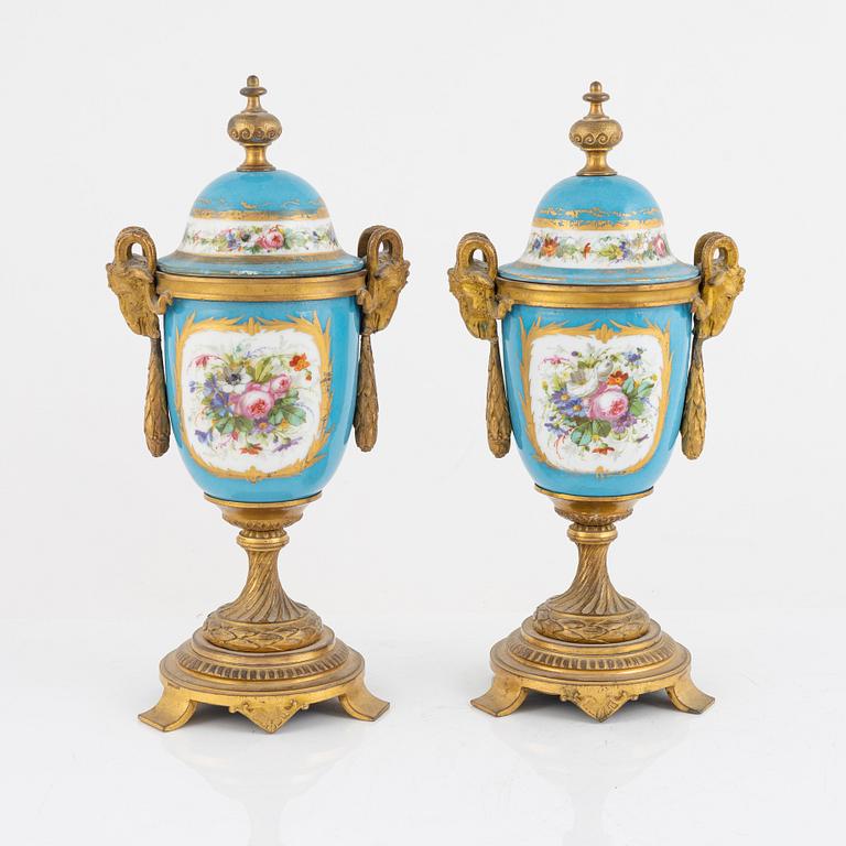 Bordsgarnityr, 5 delar, Louis XVI-stil, Frankrike, 1800-talets andra hälft.