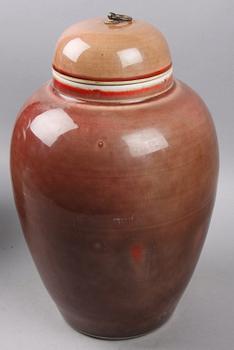 GOLVURNOR, ett par, porslin, Kina, 1900/2000-tal.