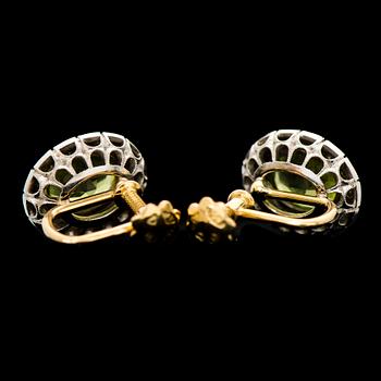 A PAIR OF EARRINGS, facetted peridots, 8/8 cut diamonds, 18K white gold. A. Tillander, 1986.